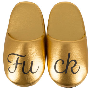 Op de sexy FUCK sloffen probeert Klaas een vrouw te versieren