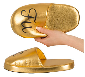 Op de sexy FUCK sloffen probeert Klaas een vrouw te versieren