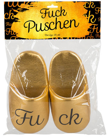 Op de sexy FUCK sloffen probeert Klaas een vrouw te versieren